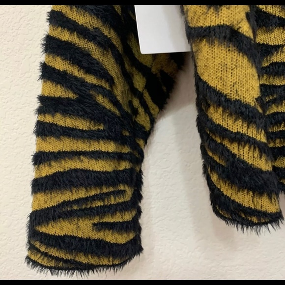 LEITH Fuzzy Animal Tiger Stripe V-Neck Cropped - Picture 6 of 7